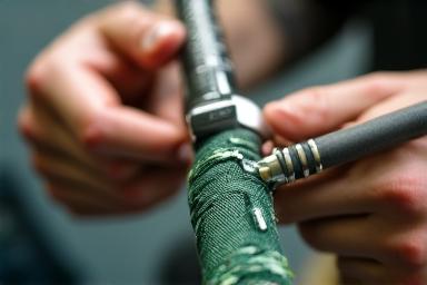 職人によるグリップ装着作業